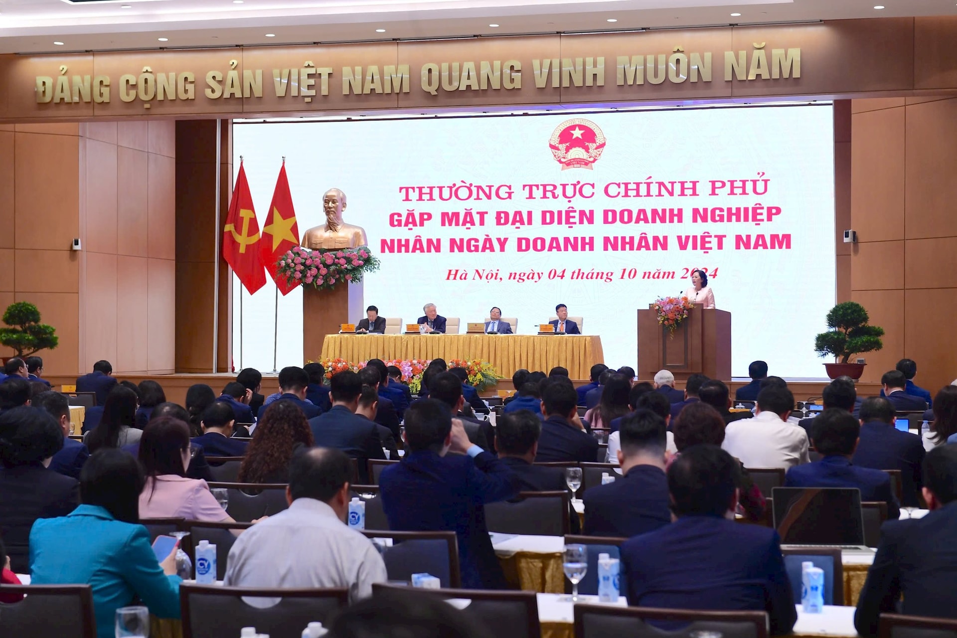 Thủ tướng gặp đại diện doanh nghiệp: Cần giải pháp tài chính đột phá