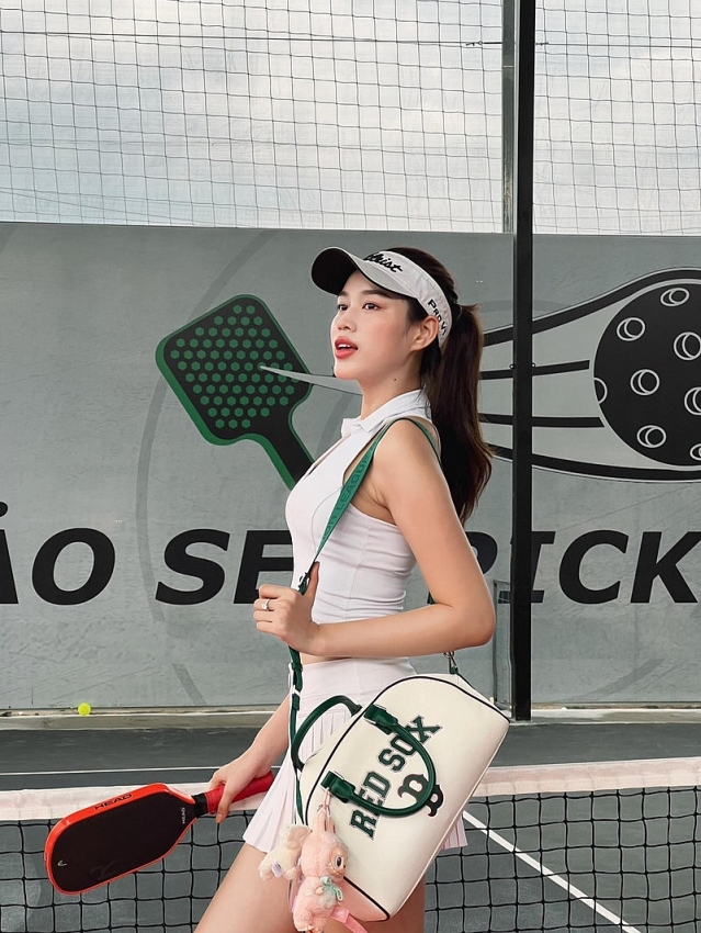 Gu thời trang đẹp hút mắt của Hoa hậu Đỗ Thị Hà trên sân pickleball Gu thời trang đẹp hút mắt của Hoa hậu Đỗ Thị Hà trên sân pickleball