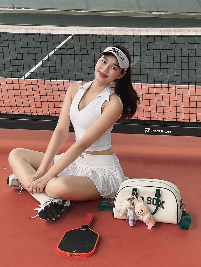Gu thời trang đẹp hút mắt của Hoa hậu Đỗ Thị Hà trên sân pickleball Gu thời trang đẹp hút mắt của Hoa hậu Đỗ Thị Hà trên sân pickleball