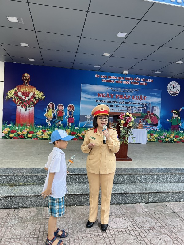 Hà Nội: Gần 3.000 học sinh, giáo viên Trường Tiểu học Phúc Diễn học ngoại khóa về tuyên truyền An toàn giao thông