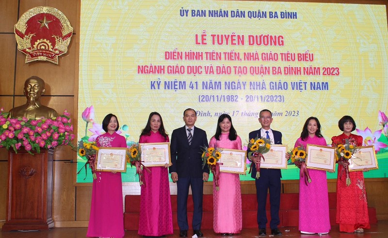 Quận Ba Đình (Hà Nội) tôn vinh những người “lái đò thầm lặng Quận Ba Đình (Hà Nội) tôn vinh những người “lái đò thầm lặng