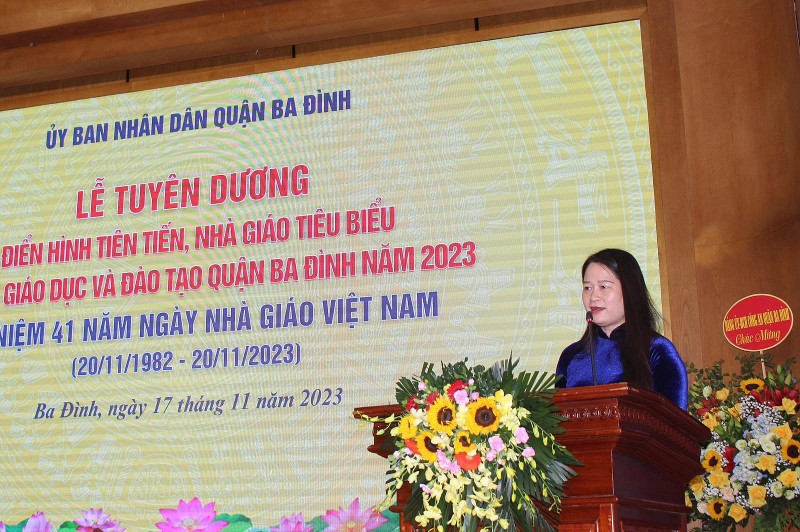 Quận Ba Đình (Hà Nội) tôn vinh những người “lái đò thầm lặng Quận Ba Đình (Hà Nội) tôn vinh những người “lái đò thầm lặng