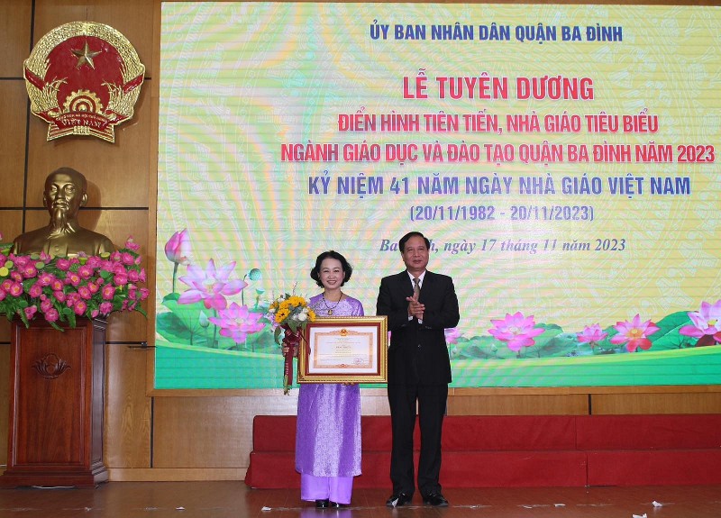 Quận Ba Đình (Hà Nội) tôn vinh những người “lái đò thầm lặng Quận Ba Đình (Hà Nội) tôn vinh những người “lái đò thầm lặng