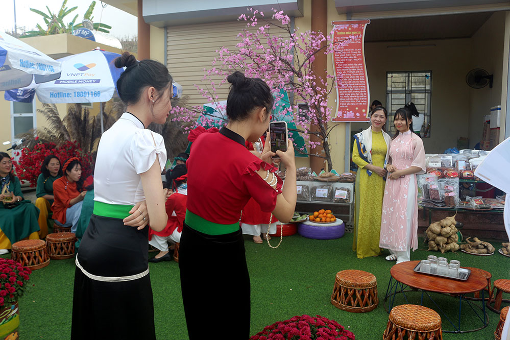 Điện Biên: Về đảo hoa trải nghiệm văn hóa đặc sắc