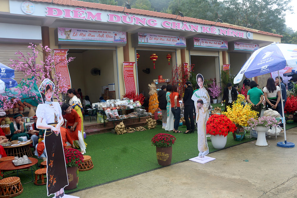 Điện Biên: Về đảo hoa trải nghiệm văn hóa đặc sắc