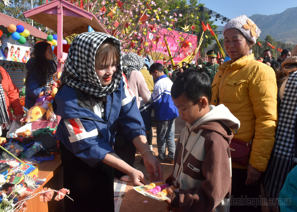 Điện Biên: Ấm áp chợ xuân Hạnh Thương 0 đồng Điện Biên: Ấm áp chợ xuân Hạnh Thương 0 đồng
