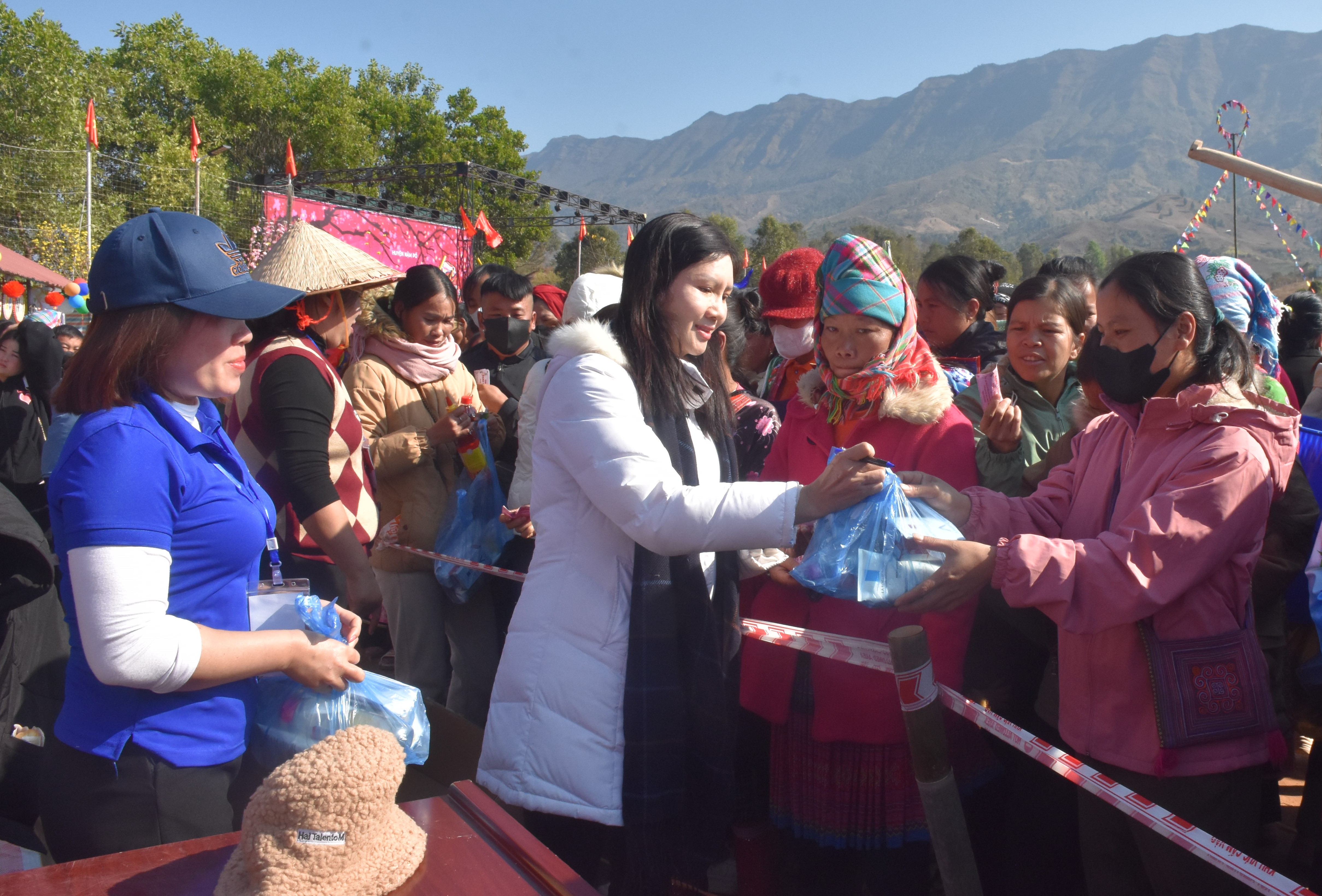 Điện Biên: Ấm áp chợ xuân Hạnh Thương 0 đồng Điện Biên: Ấm áp chợ xuân Hạnh Thương 0 đồng