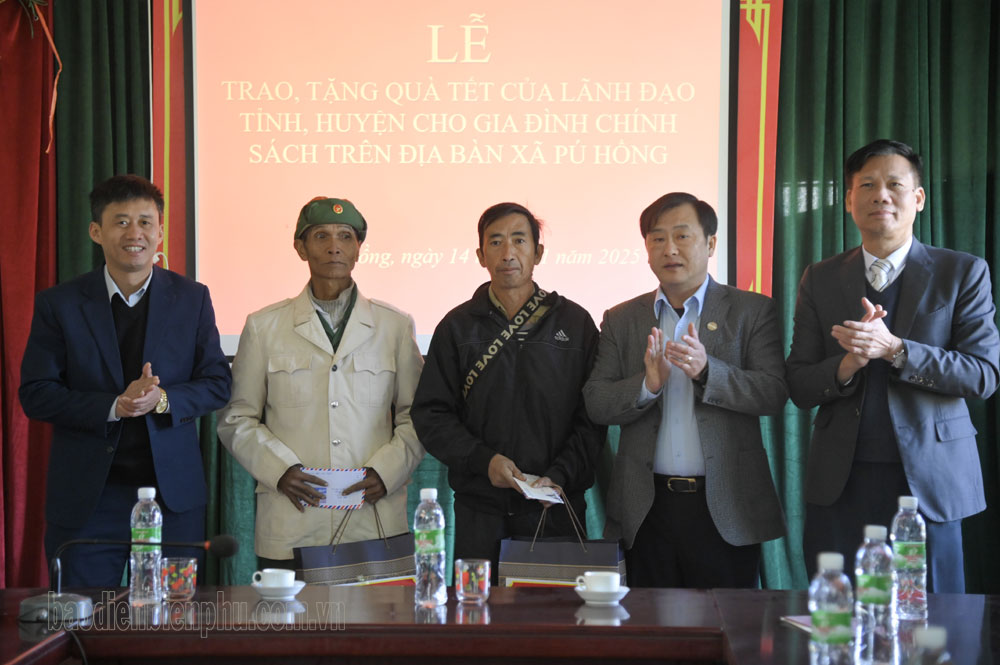 Điện Biên: Phó Chủ tịch UBND tỉnh Vừ A Bằng thăm, chúc tết tại huyện Điện Biên Đông