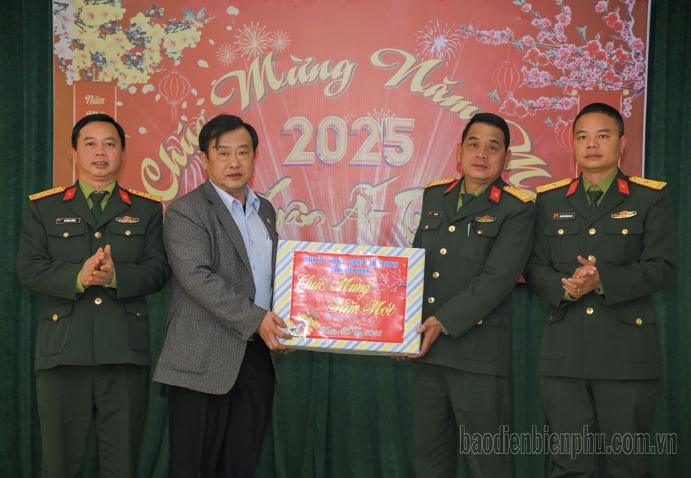 Điện Biên: Phó Chủ tịch UBND tỉnh Vừ A Bằng thăm, chúc tết tại huyện Điện Biên Đông