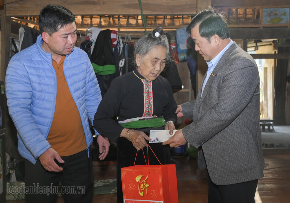 Điện Biên: Phó Chủ tịch UBND tỉnh Vừ A Bằng thăm, chúc tết tại huyện Điện Biên Đông