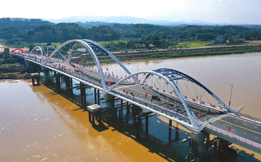 Yên Bái: Cầu nối & gạch nối Yên Bái: Cầu nối & gạch nối