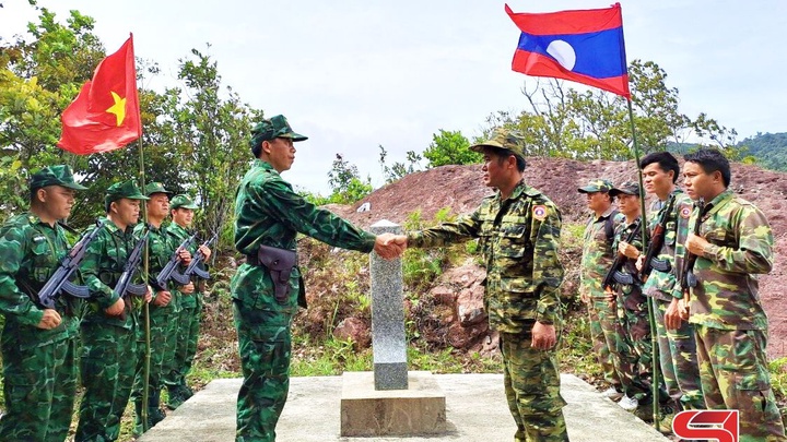 Những bước chân tuần tra biên giới Những bước chân tuần tra biên giới