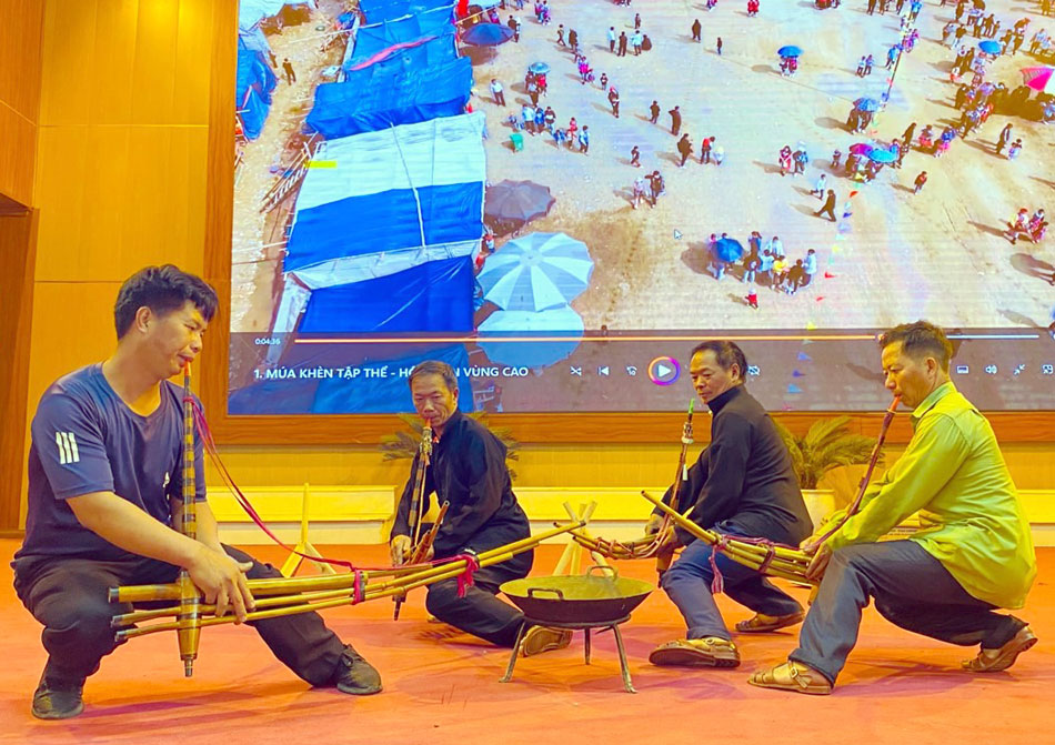 Điện Biên: Đưa tiếng khèn vang xa