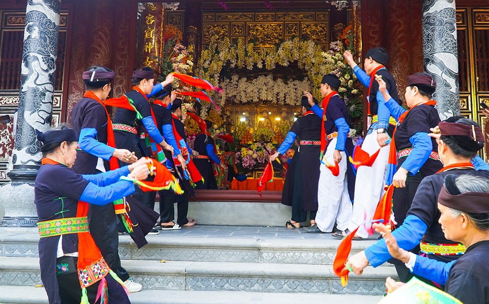 Xòe Then - một nghi thức trong Lễ hội đền Đông Cuông.
