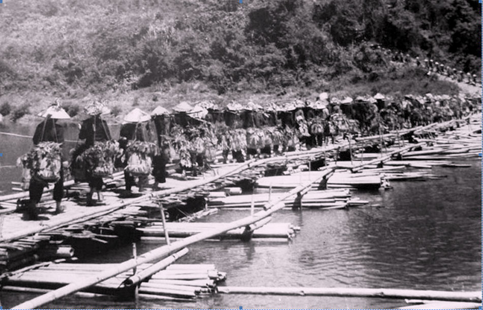 Điện Biên: Hùng tráng một thời “chị gánh, anh thồ” Điện Biên: Hùng tráng một thời “chị gánh, anh thồ”