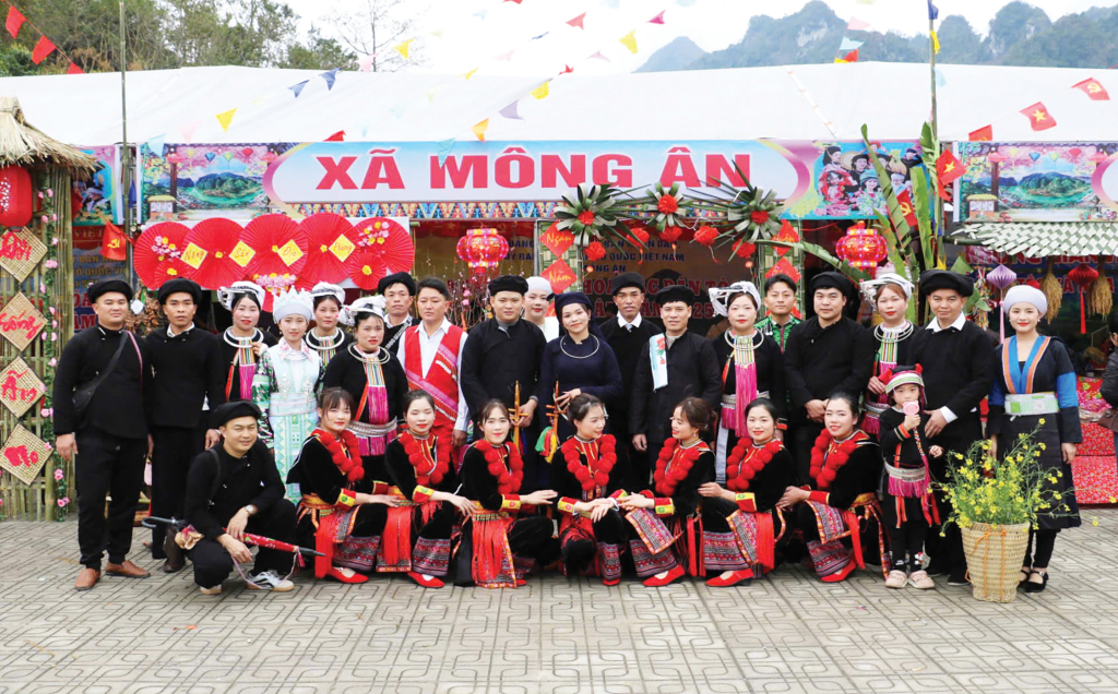 Điện Biên: Người trẻ với trang phục văn hóa dân tộc