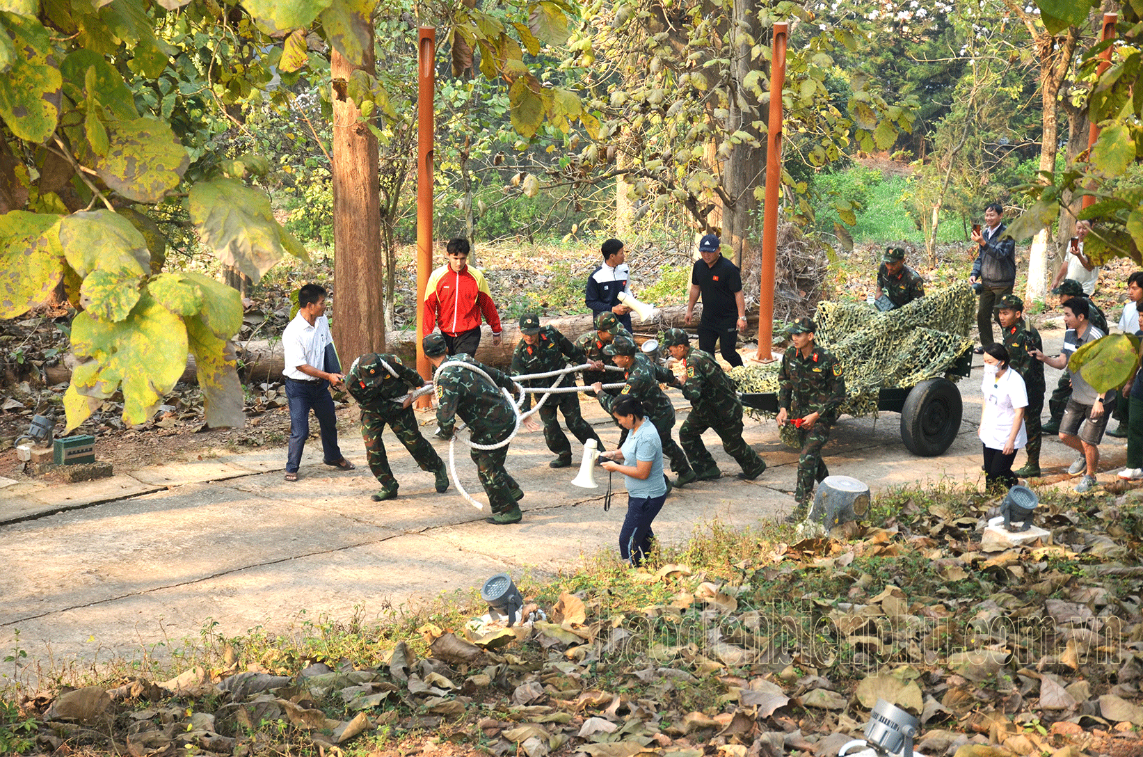 Điện Biên: Hơn 60 vận động viên thi trải nghiệm kéo pháo tại Đồi A1