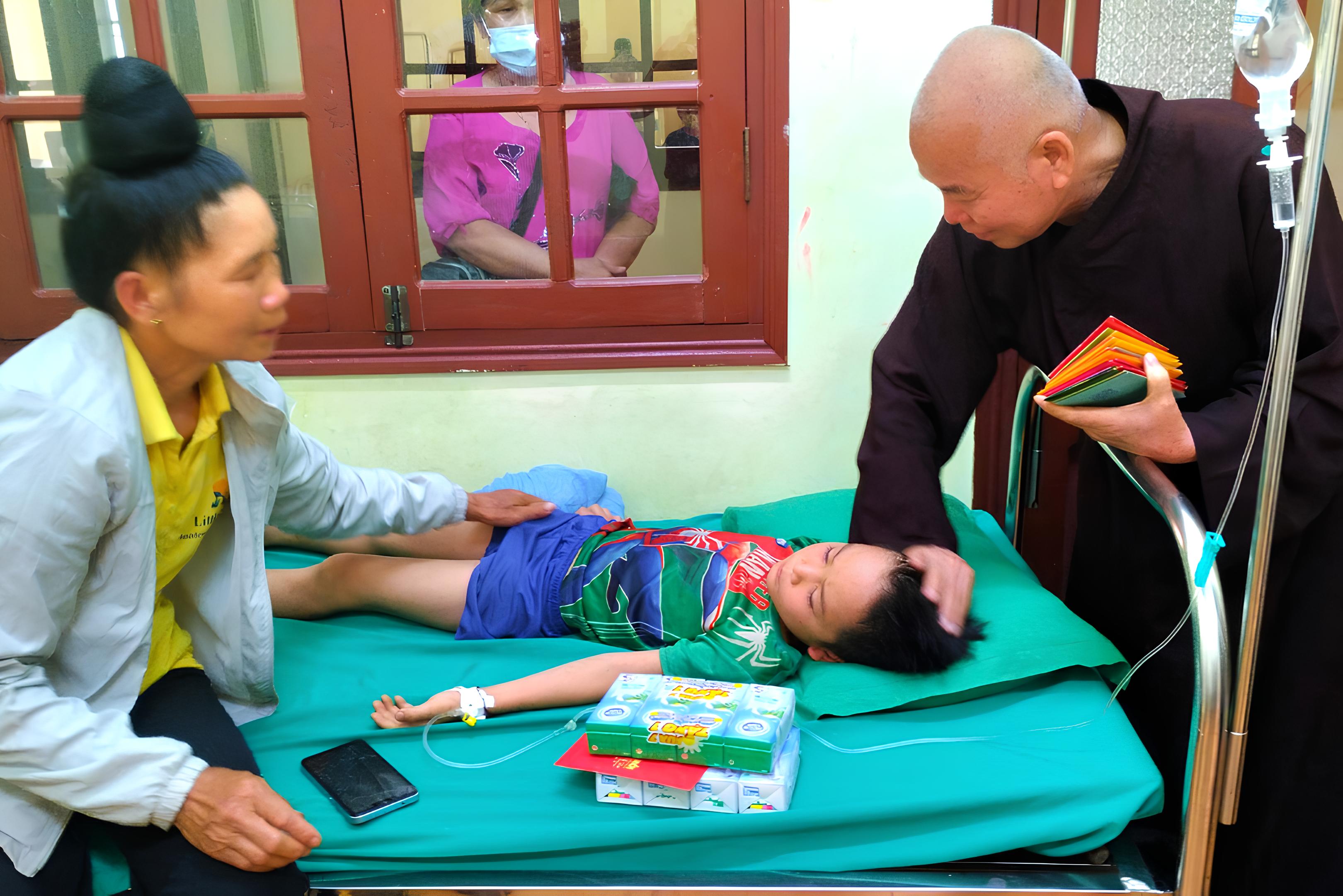 Sơn La: Tặng quà cho bệnh nhân và hộ nghèo tại huyện Sốp Cộp
