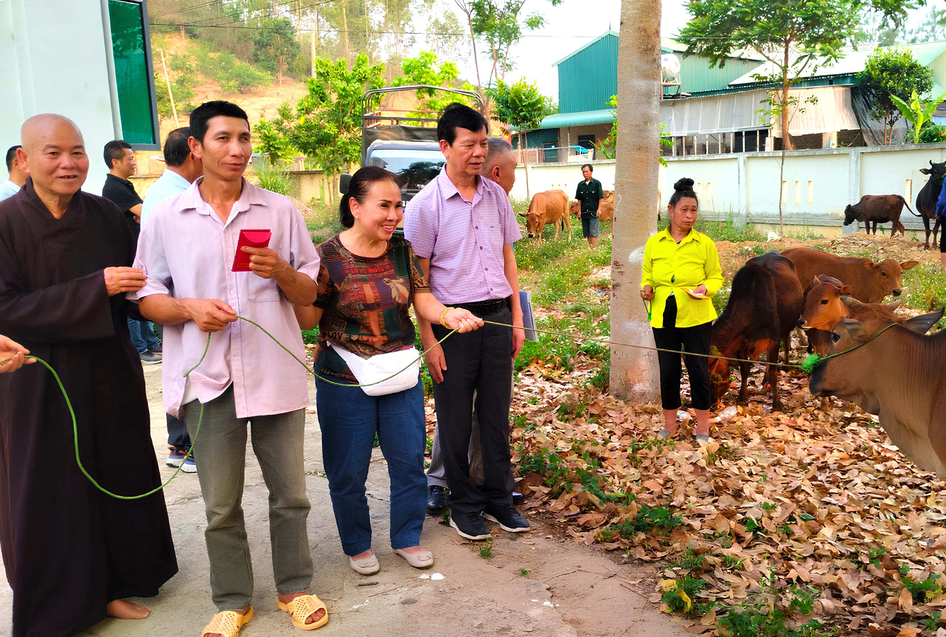Sơn La: Tặng quà cho bệnh nhân và hộ nghèo tại huyện Sốp Cộp
