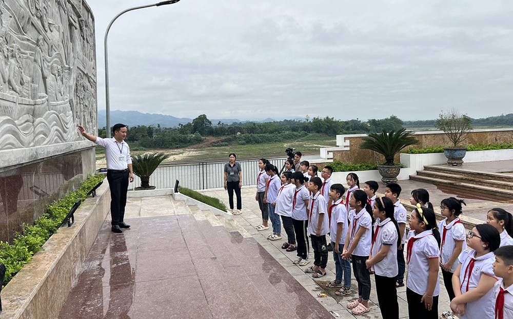 Yên Bái: Giáo dục thế hệ trẻ về Chiến thắng lịch sử Điên Biên Phủ Yên Bái: Giáo dục thế hệ trẻ về Chiến thắng lịch sử Điên Biên Phủ