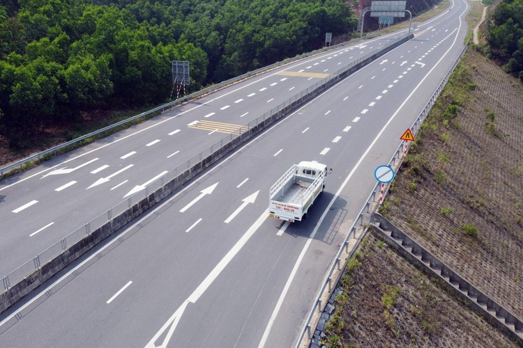 Mời thầu gói xây lắp 2.727 tỷ đồng mở rộng cao tốc La Sơn - Hòa Liên Mời thầu gói xây lắp 2.727 tỷ đồng mở rộng cao tốc La Sơn - Hòa Liên