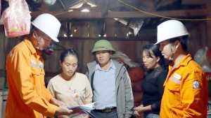 Điện Biên: Kéo điện về bản