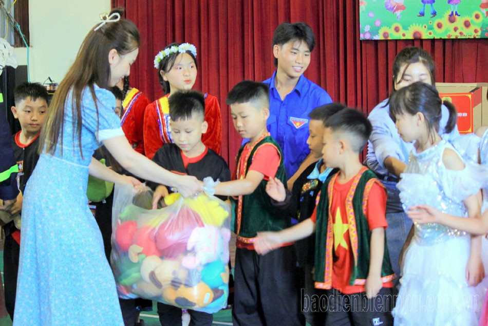 Điện Biên: Dành cho trẻ em những điều tốt đẹp nhất Điện Biên: Dành cho trẻ em những điều tốt đẹp nhất