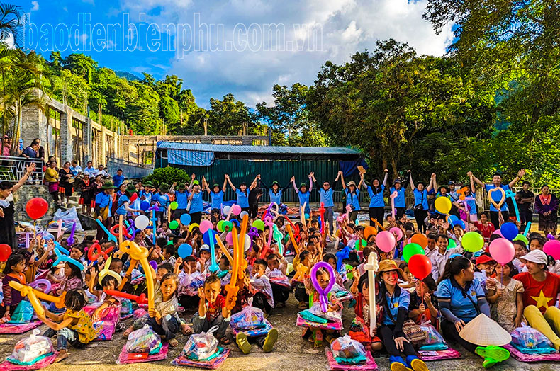 Điện Biên: Mang yêu thương đến học trò vùng cao Điện Biên: Mang yêu thương đến học trò vùng cao