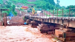 Điện Biên: Phân luồng giao thông tạm thời để thực hiện sửa chữa cầu tạm Nậm Nhé 2