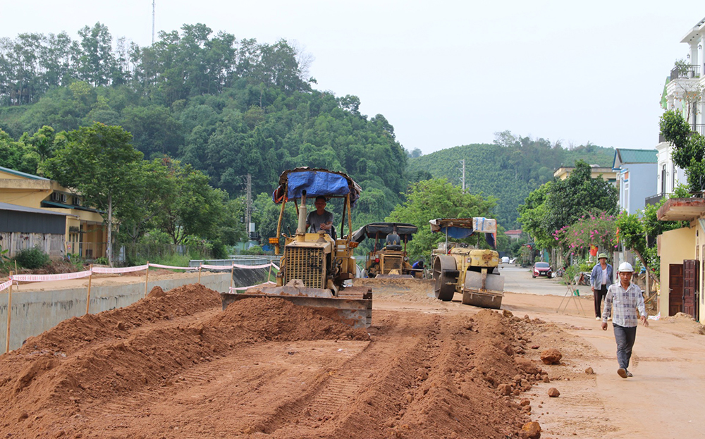 Các nhà thầu của Dự án Phát triển tổng hợp các đô thị động lực - Tiểu dự án thành phố Yên Bái huy động máy móc, phương tiện, tập trung thi công.