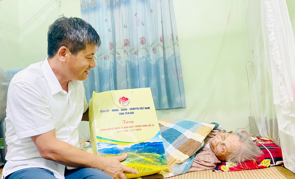 Yên Bái: Phó Chủ tịch UBND tỉnh Ngô Hạnh Phúc thăm, tặng quà gia đình người có công ở huyện Văn Chấn