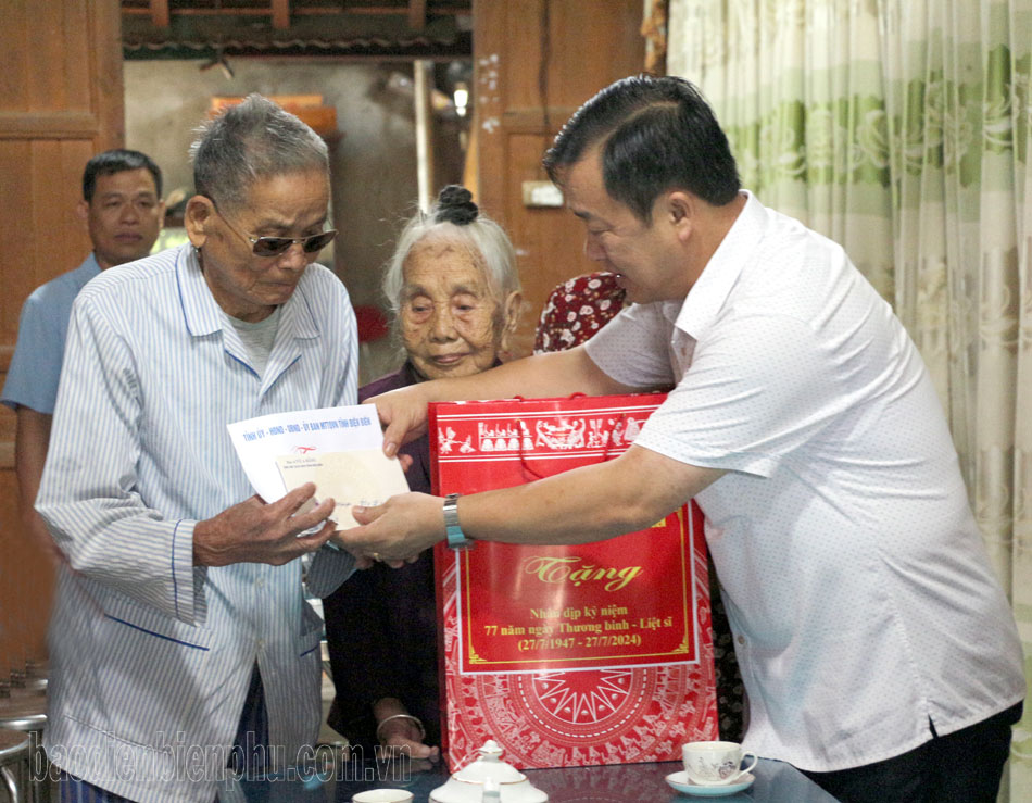 Điện Biên: Phó Chủ tịch UBND tỉnh Vừ A Bằng thăm, tặng quà gia đình chính sách Điện Biên: Phó Chủ tịch UBND tỉnh Vừ A Bằng thăm, tặng quà gia đình chính sách