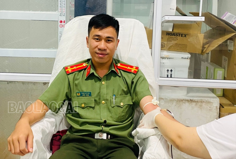 Lào Cai: Chiến sĩ công an kịp thời hiến máu cứu sống thai phụ đang nguy kịch Lào Cai: Chiến sĩ công an kịp thời hiến máu cứu sống thai phụ đang nguy kịch