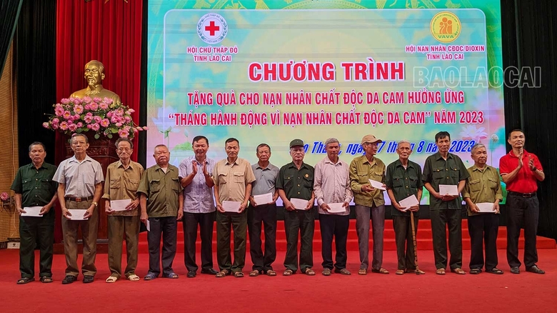 Lào Cai: Tặng quà các nạn nhân chất độc da cam huyện Bảo Thắng