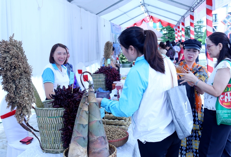 Lào Cai: Hơn 30 nghìn lượt người tham quan hội chợ hỗ trợ sinh kế cho hội viên phụ nữ Lào Cai: Hơn 30 nghìn lượt người tham quan hội chợ hỗ trợ sinh kế cho hội viên phụ nữ