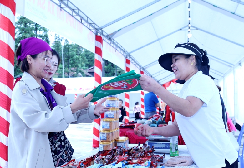 Lào Cai: Hơn 30 nghìn lượt người tham quan hội chợ hỗ trợ sinh kế cho hội viên phụ nữ Lào Cai: Hơn 30 nghìn lượt người tham quan hội chợ hỗ trợ sinh kế cho hội viên phụ nữ