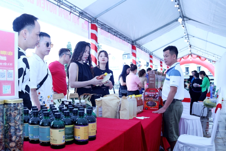 Lào Cai: Hơn 30 nghìn lượt người tham quan hội chợ hỗ trợ sinh kế cho hội viên phụ nữ Lào Cai: Hơn 30 nghìn lượt người tham quan hội chợ hỗ trợ sinh kế cho hội viên phụ nữ