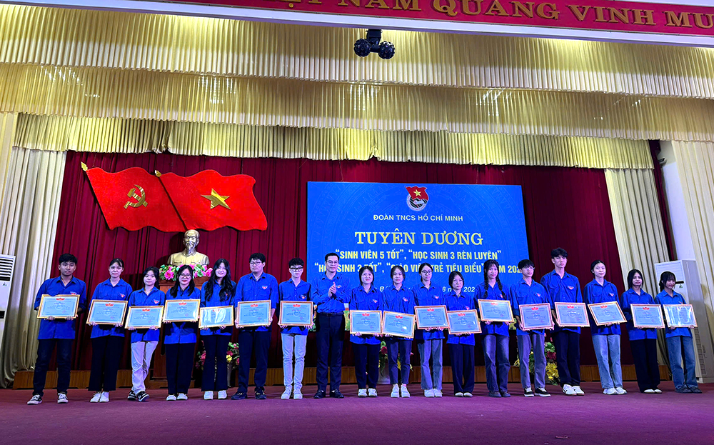 Yên Bái tuyên dương 45 cá nhân học sinh, sinh viên, nhà giáo trẻ tiêu biểu Yên Bái tuyên dương 45 cá nhân học sinh, sinh viên, nhà giáo trẻ tiêu biểu