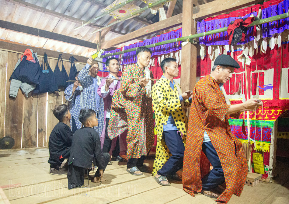 Điện Biên: Lễ trưởng thành đàn ông dân tộc Dao Điện Biên: Lễ trưởng thành đàn ông dân tộc Dao