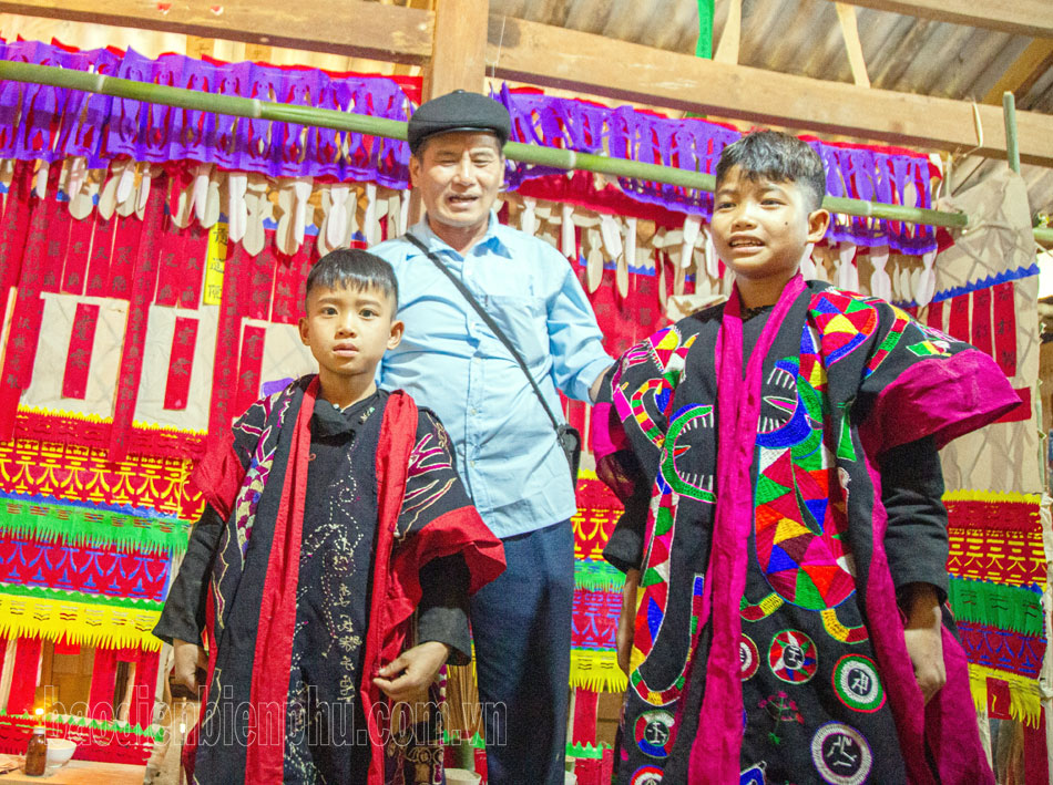 Điện Biên: Lễ trưởng thành đàn ông dân tộc Dao Điện Biên: Lễ trưởng thành đàn ông dân tộc Dao