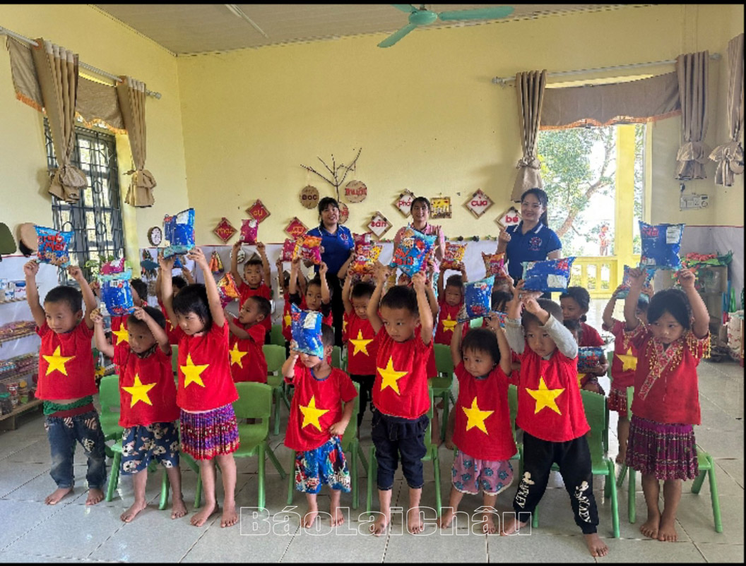 Lai Châu: Tặng quà học sinh xã Trung Chải Lai Châu: Tặng quà học sinh xã Trung Chải