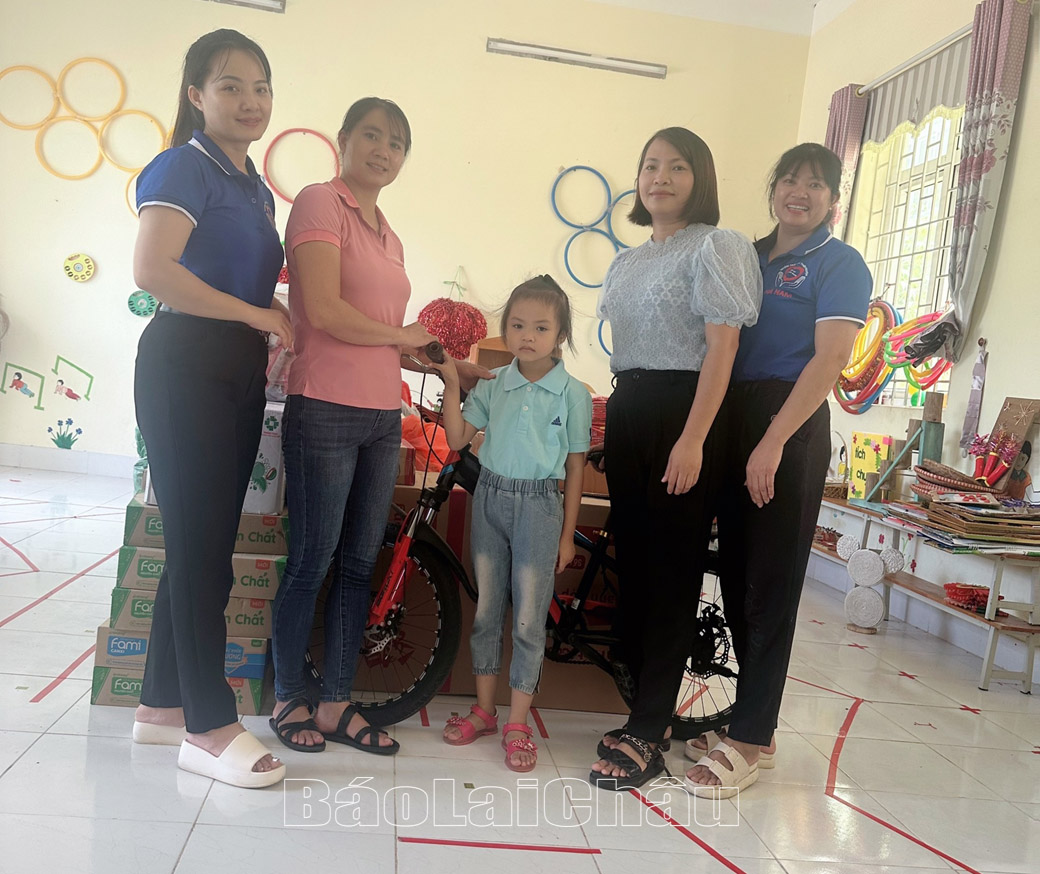 Lai Châu: Tặng quà học sinh xã Trung Chải Lai Châu: Tặng quà học sinh xã Trung Chải