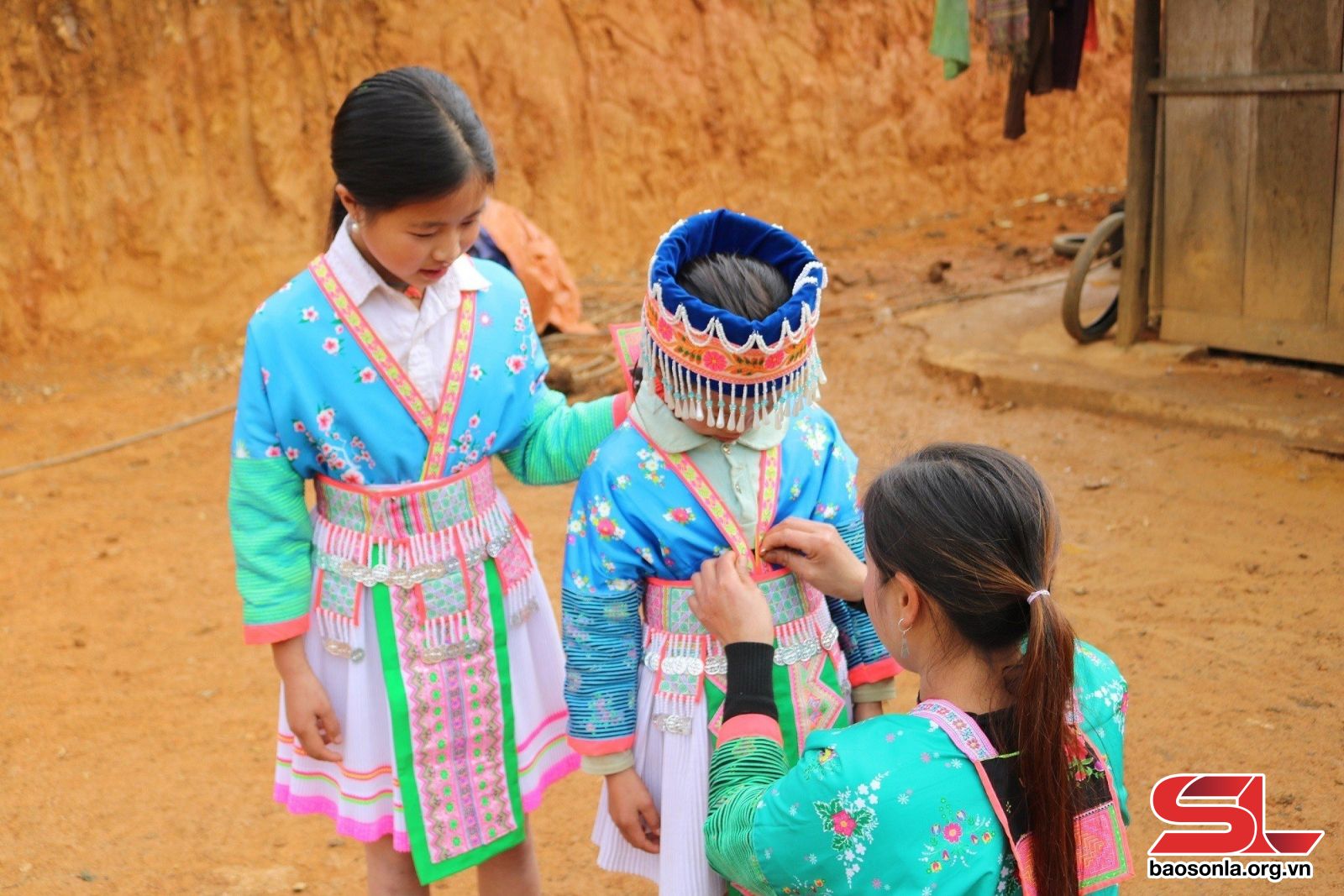 Sơn La: Đồng bào dân tộc Mông Co Mạ giữ gìn trang phục truyền thống - Sơn La: Đồng bào dân tộc Mông Co Mạ giữ gìn trang phục truyền thống -