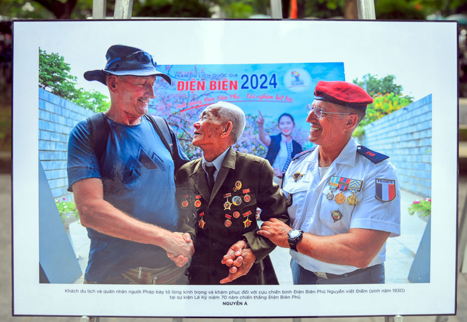Khai mạc Triển lãm và ra mắt Sách ảnh 70 năm Chiến thắng Điện Biên Phủ - Vang mãi bản hùng ca Khai mạc Triển lãm và ra mắt Sách ảnh 70 năm Chiến thắng Điện Biên Phủ - Vang mãi bản hùng ca