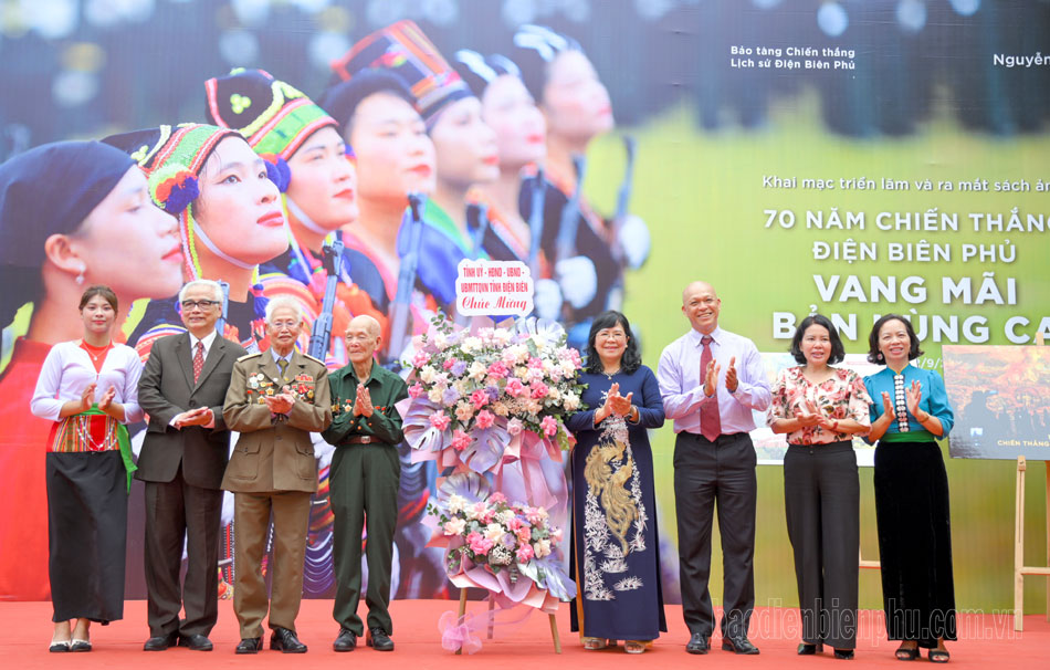 Khai mạc Triển lãm và ra mắt Sách ảnh 70 năm Chiến thắng Điện Biên Phủ - Vang mãi bản hùng ca Khai mạc Triển lãm và ra mắt Sách ảnh 70 năm Chiến thắng Điện Biên Phủ - Vang mãi bản hùng ca