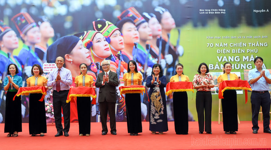 Khai mạc Triển lãm và ra mắt Sách ảnh 70 năm Chiến thắng Điện Biên Phủ - Vang mãi bản hùng ca Khai mạc Triển lãm và ra mắt Sách ảnh 70 năm Chiến thắng Điện Biên Phủ - Vang mãi bản hùng ca