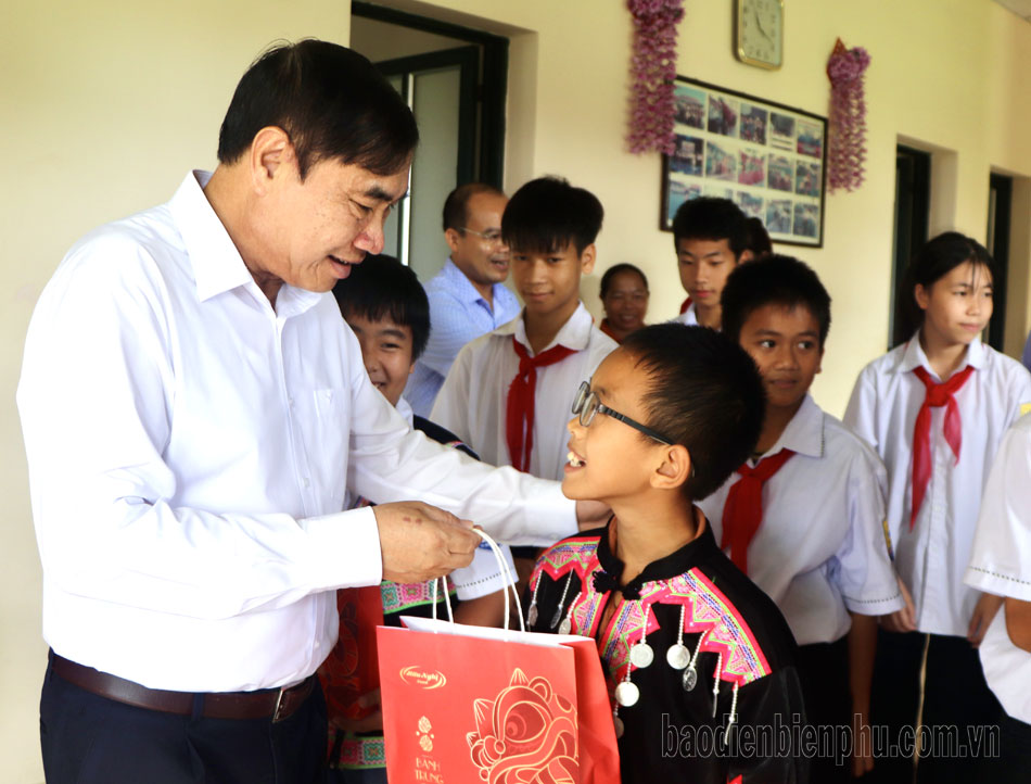 Điện Biên: Bí thư Tỉnh ủy Trần Quốc Cường tặng quà trẻ em có hoàn cảnh khó khăn