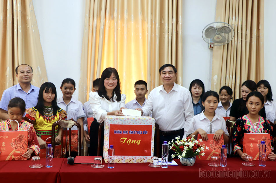 Điện Biên: Bí thư Tỉnh ủy Trần Quốc Cường tặng quà trẻ em có hoàn cảnh khó khăn