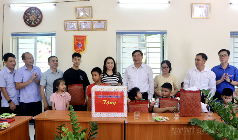 Điện Biên: Bí thư Tỉnh ủy Trần Quốc Cường tặng quà trẻ em có hoàn cảnh khó khăn