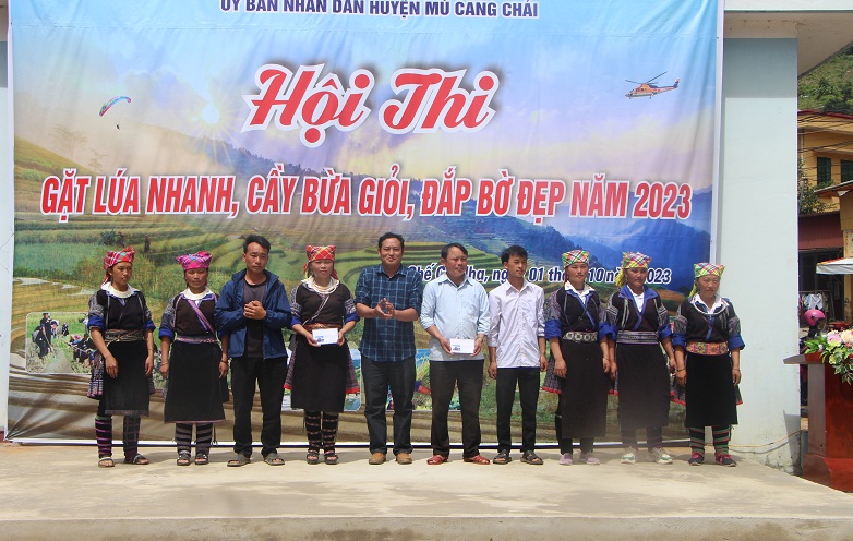 Yên Bái: Mù Cang Chải tổ chức Hội thi “Gặt lúa nhanh, cày bừa giỏi, đắp bờ đẹp” năm 2023 Yên Bái: Mù Cang Chải tổ chức Hội thi “Gặt lúa nhanh, cày bừa giỏi, đắp bờ đẹp” năm 2023